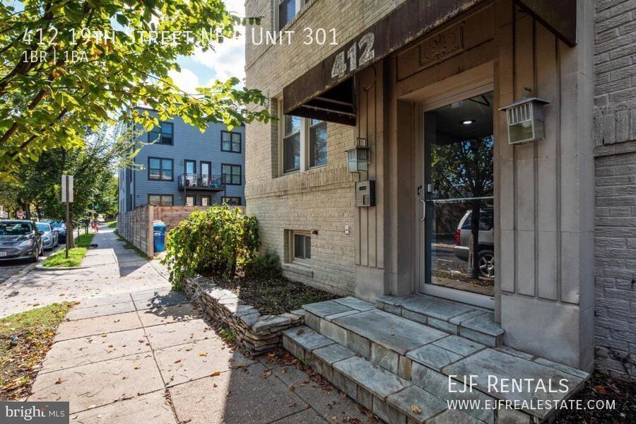 Top Floor Sleek One Bedroom W/Parking & Storage Included property image